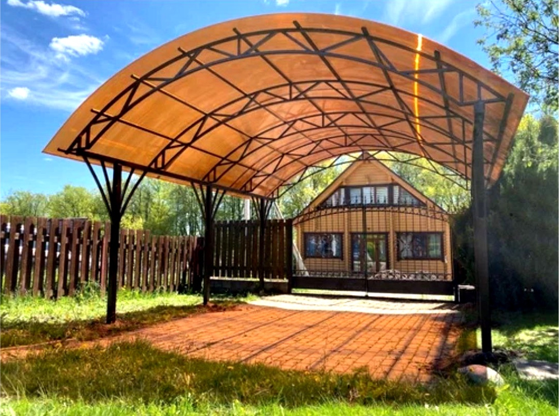 Арочный автонавес с коричневым поликарбонатом Современный автонавес с крышей из поликарбоната