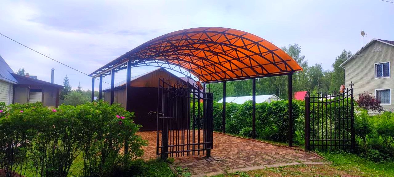 Арочный автонавес с поликарбонатом для дачи Двускатный навес с поликарбонатом для автомобиля