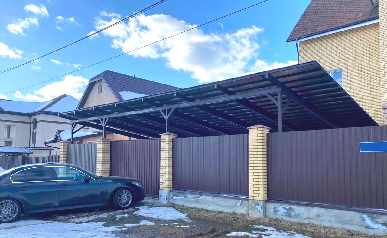 Автонавес для загородного дома с поликарбонатом Двускатный навес с поликарбонатом для автомобиля