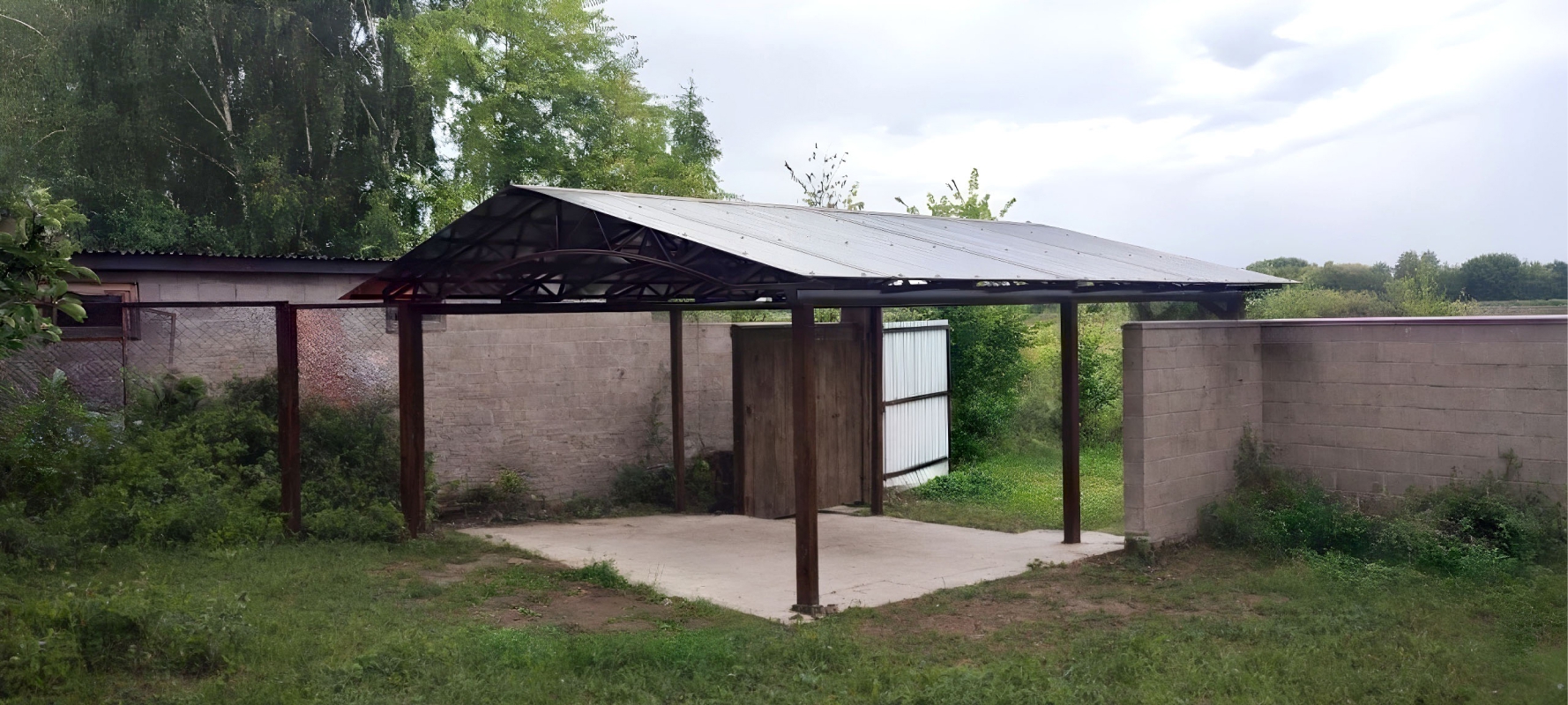 Двускатный навес с поликарбонатом для автомобиля Современный автонавес с крышей из поликарбоната