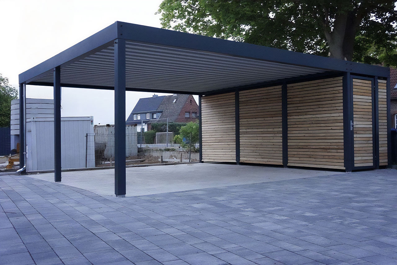 Современный автонавес с крышей из поликарбоната Двускатный навес с поликарбонатом для автомобиля