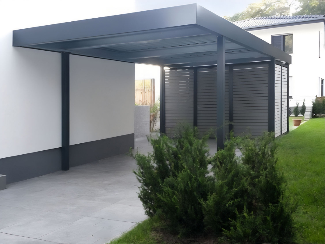 Односкатный автонавес из поликарбоната в стиле хай-тек для автомобиля с закрытыми боковинами